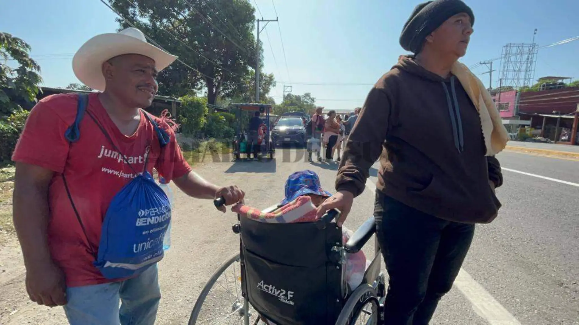 migrantes con un niño en silla de ruedas (1)